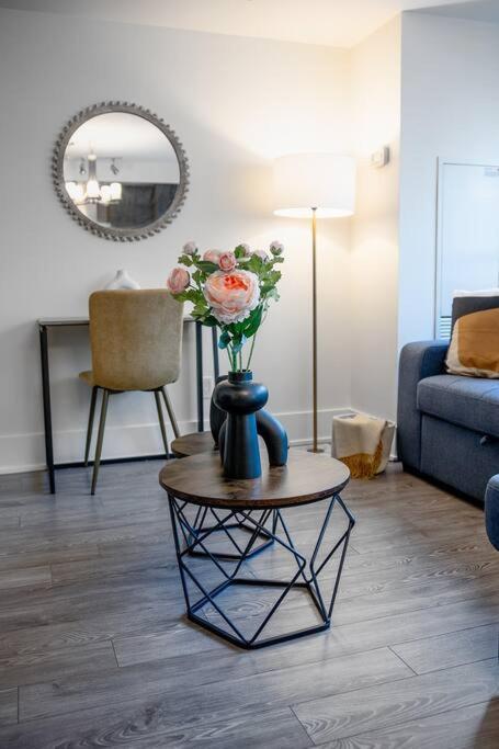 Chic 1-Br Condo; Parking Included; Downtown Core Торонто Экстерьер фото