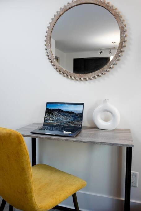 Chic 1-Br Condo; Parking Included; Downtown Core Торонто Экстерьер фото