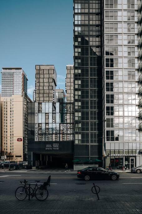 Chic 1-Br Condo; Parking Included; Downtown Core Торонто Экстерьер фото