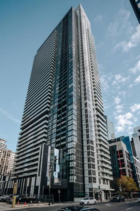 Chic 1-Br Condo; Parking Included; Downtown Core Торонто Экстерьер фото