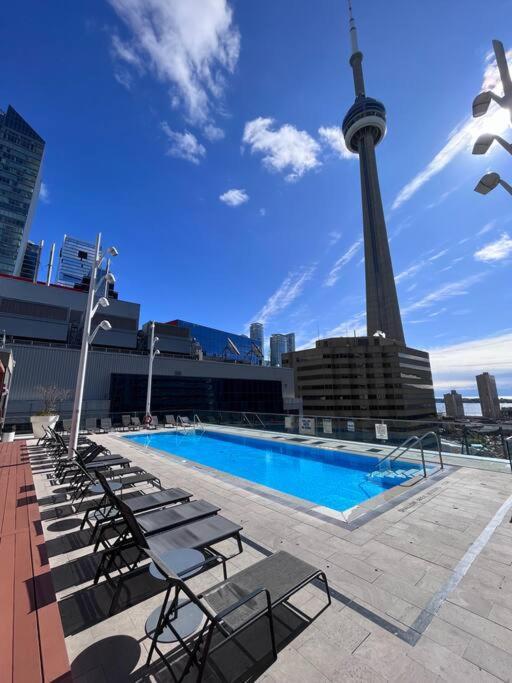Chic 1-Br Condo; Parking Included; Downtown Core Торонто Экстерьер фото