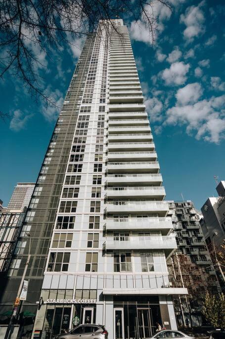 Chic 1-Br Condo; Parking Included; Downtown Core Торонто Экстерьер фото