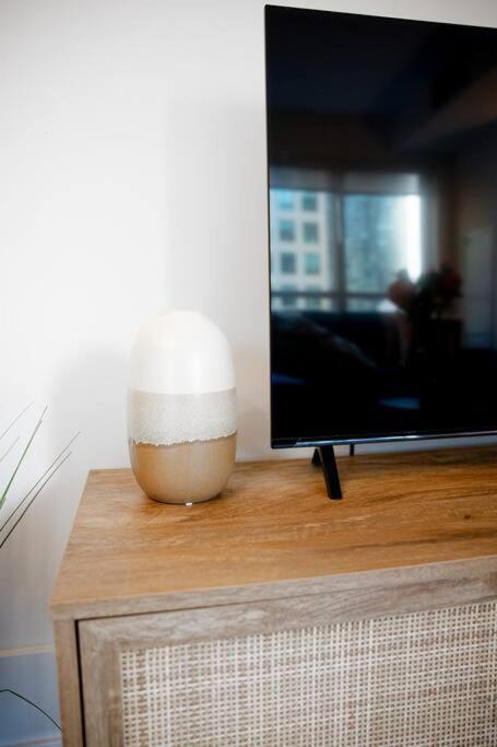 Chic 1-Br Condo; Parking Included; Downtown Core Торонто Экстерьер фото