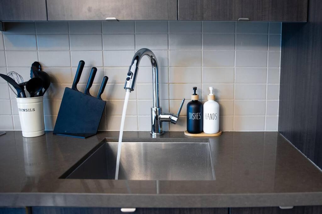 Chic 1-Br Condo; Parking Included; Downtown Core Торонто Экстерьер фото