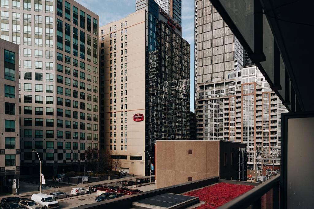 Chic 1-Br Condo; Parking Included; Downtown Core Торонто Экстерьер фото