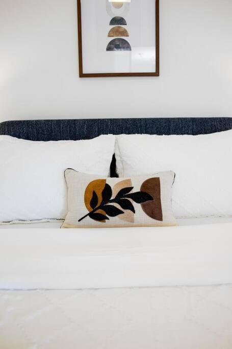 Chic 1-Br Condo; Parking Included; Downtown Core Торонто Экстерьер фото