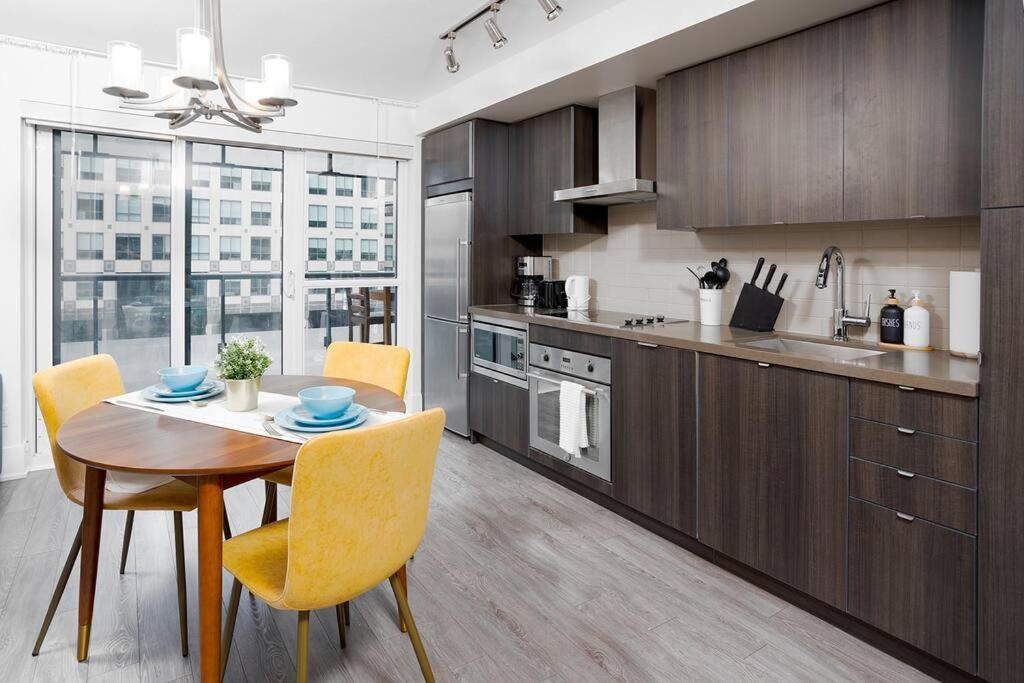Chic 1-Br Condo; Parking Included; Downtown Core Торонто Экстерьер фото