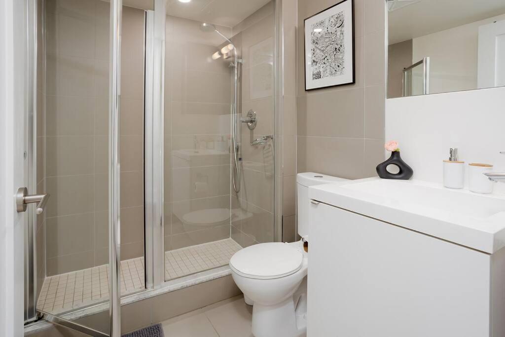 Chic 1-Br Condo; Parking Included; Downtown Core Торонто Экстерьер фото
