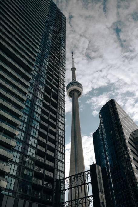 Chic 1-Br Condo; Parking Included; Downtown Core Торонто Экстерьер фото