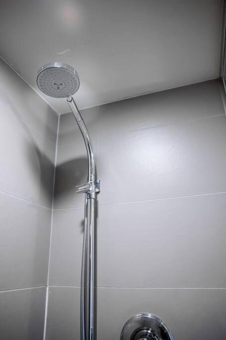 Chic 1-Br Condo; Parking Included; Downtown Core Торонто Экстерьер фото