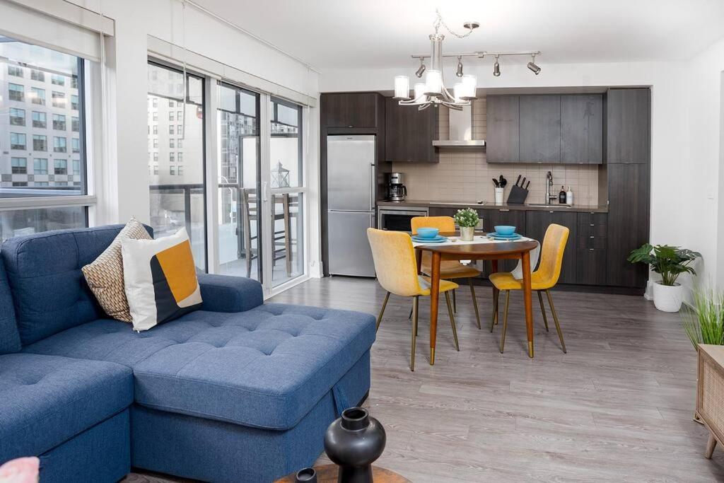 Chic 1-Br Condo; Parking Included; Downtown Core Торонто Экстерьер фото