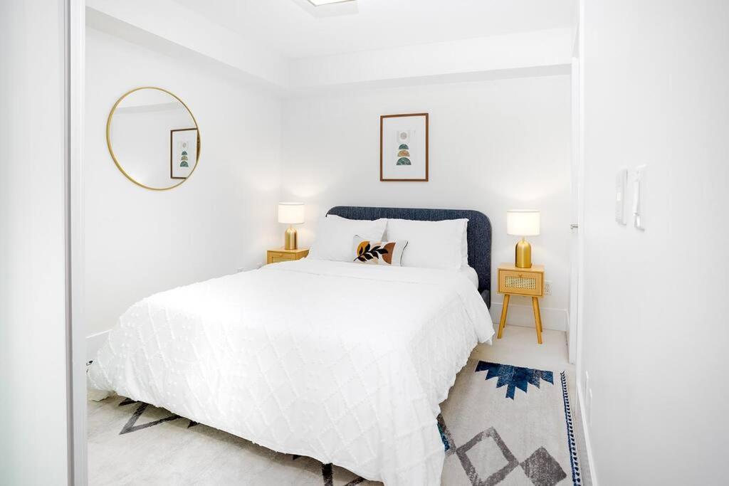Chic 1-Br Condo; Parking Included; Downtown Core Торонто Экстерьер фото