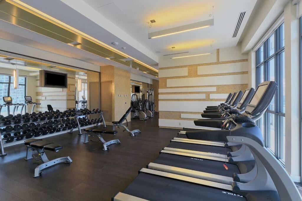 Chic 1-Br Condo; Parking Included; Downtown Core Торонто Экстерьер фото