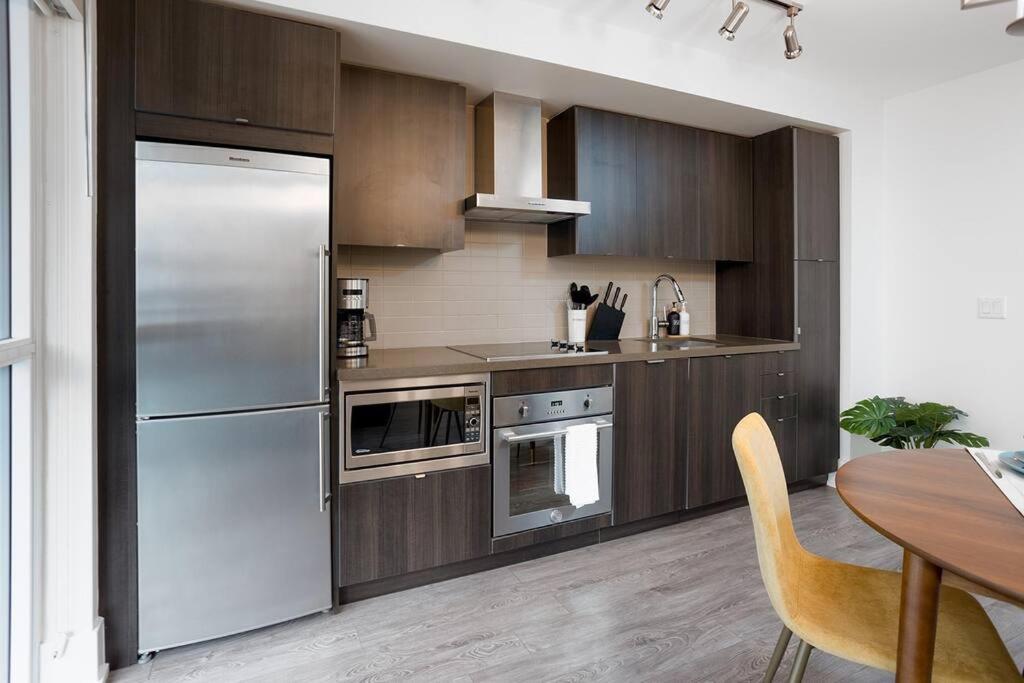 Chic 1-Br Condo; Parking Included; Downtown Core Торонто Экстерьер фото
