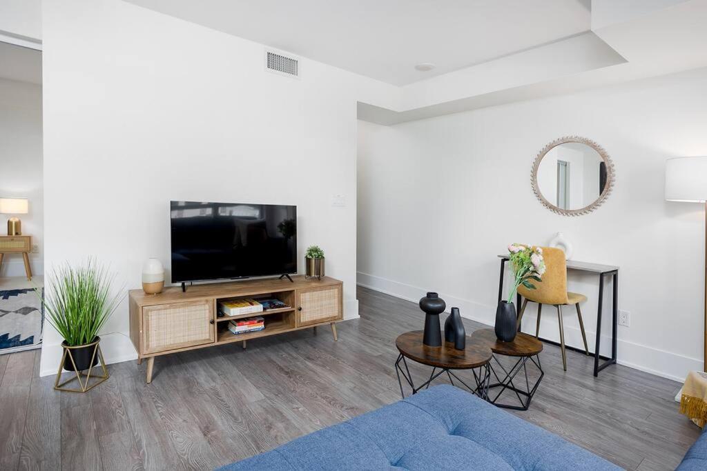 Chic 1-Br Condo; Parking Included; Downtown Core Торонто Экстерьер фото
