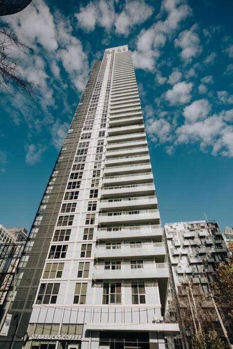 Chic 1-Br Condo; Parking Included; Downtown Core Торонто Экстерьер фото