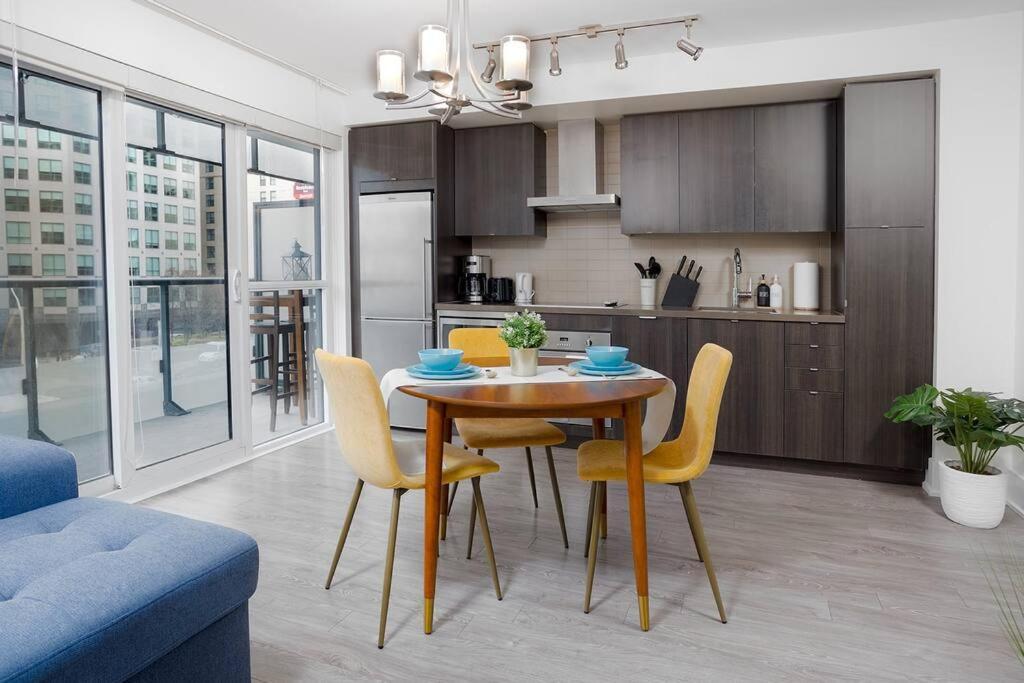 Chic 1-Br Condo; Parking Included; Downtown Core Торонто Экстерьер фото