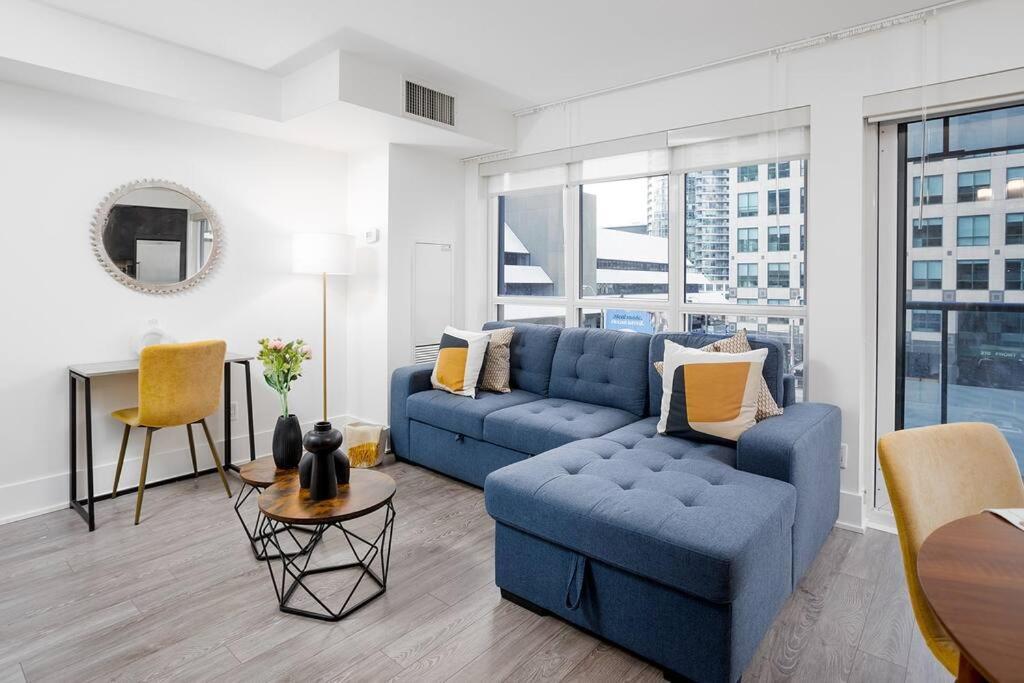 Chic 1-Br Condo; Parking Included; Downtown Core Торонто Экстерьер фото