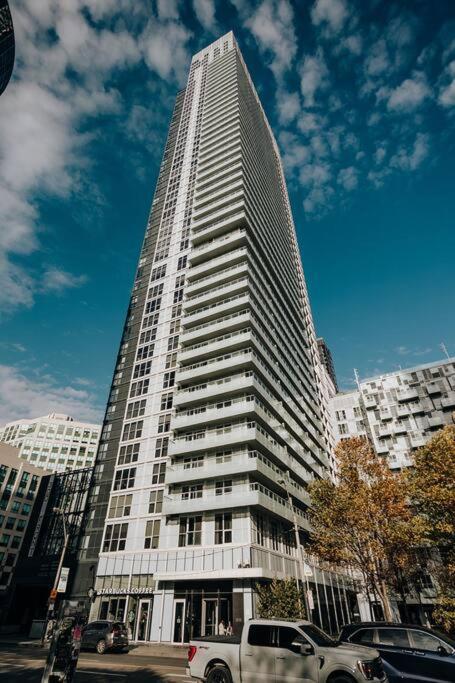 Chic 1-Br Condo; Parking Included; Downtown Core Торонто Экстерьер фото