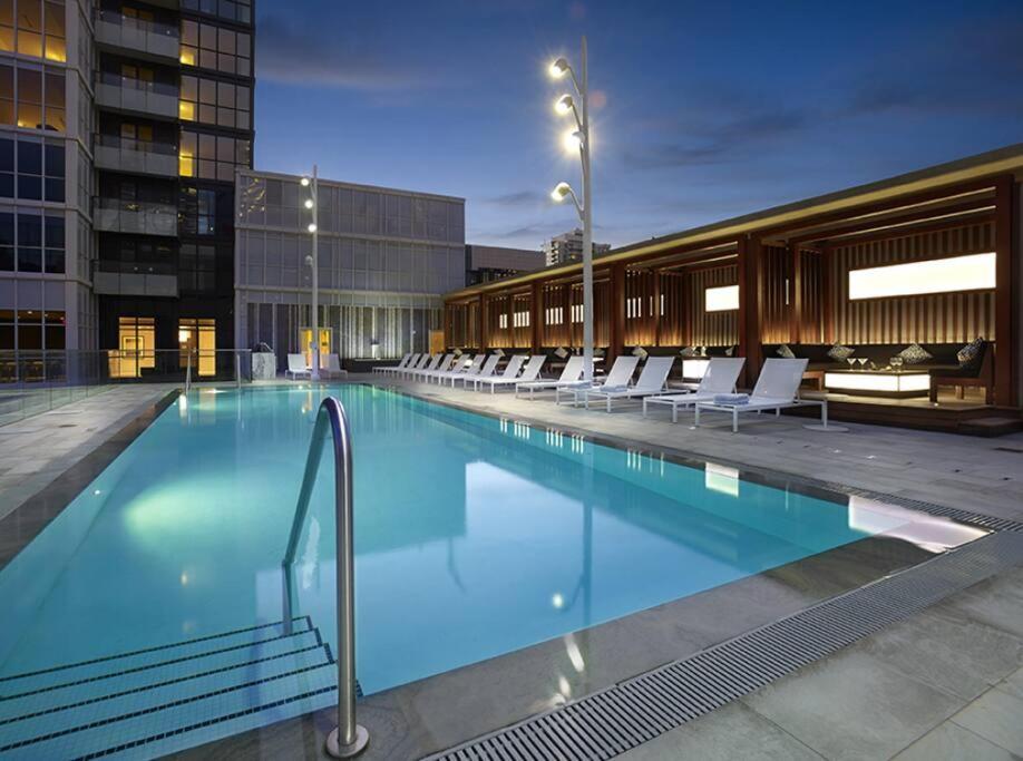 Chic 1-Br Condo; Parking Included; Downtown Core Торонто Экстерьер фото