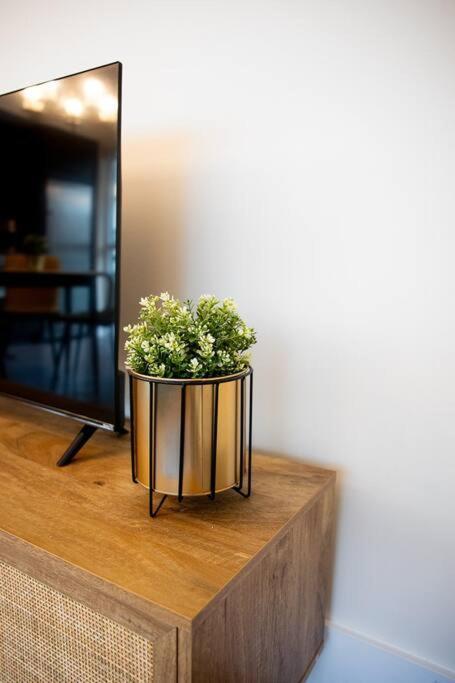 Chic 1-Br Condo; Parking Included; Downtown Core Торонто Экстерьер фото