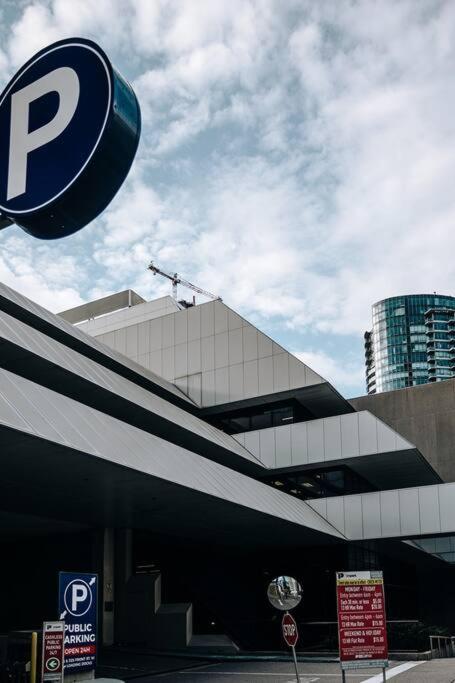 Chic 1-Br Condo; Parking Included; Downtown Core Торонто Экстерьер фото