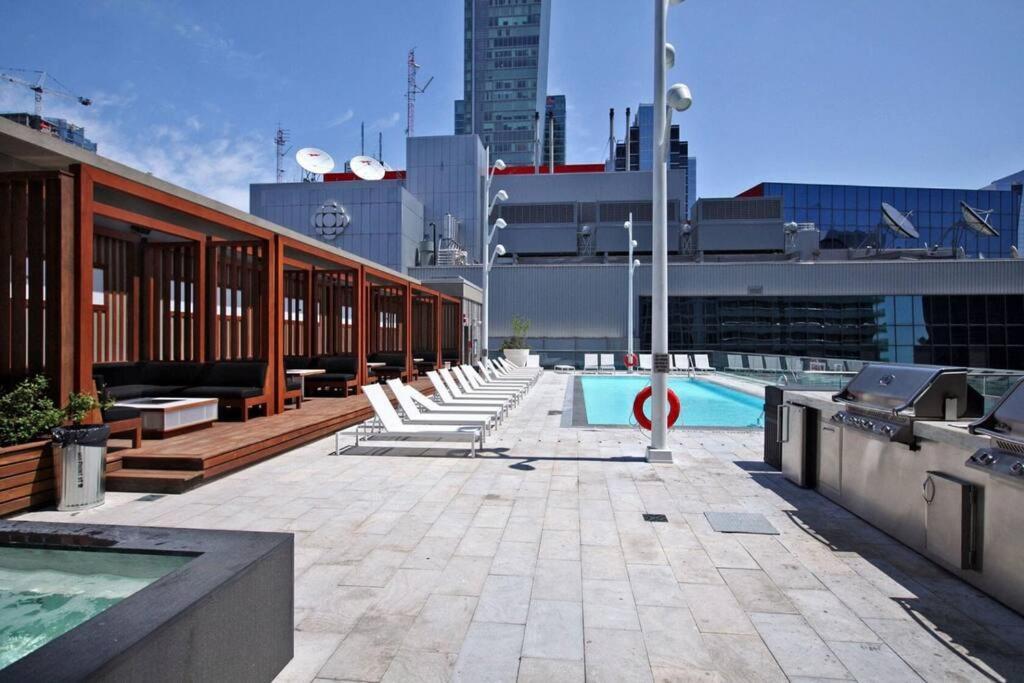 Chic 1-Br Condo; Parking Included; Downtown Core Торонто Экстерьер фото
