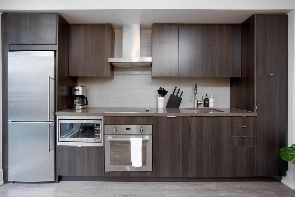 Chic 1-Br Condo; Parking Included; Downtown Core Торонто Экстерьер фото