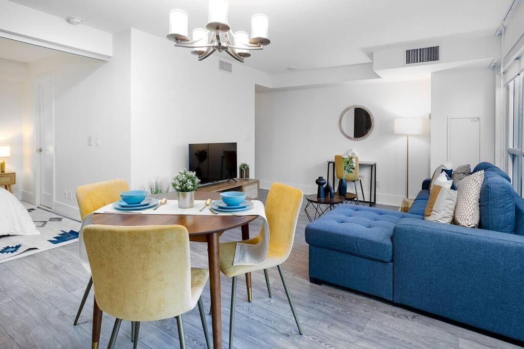 Chic 1-Br Condo; Parking Included; Downtown Core Торонто Экстерьер фото