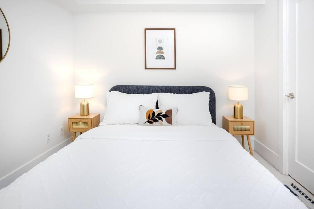 Chic 1-Br Condo; Parking Included; Downtown Core Торонто Экстерьер фото
