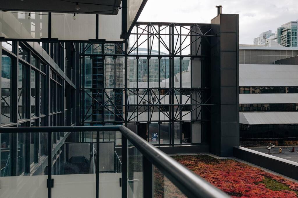 Chic 1-Br Condo; Parking Included; Downtown Core Торонто Экстерьер фото