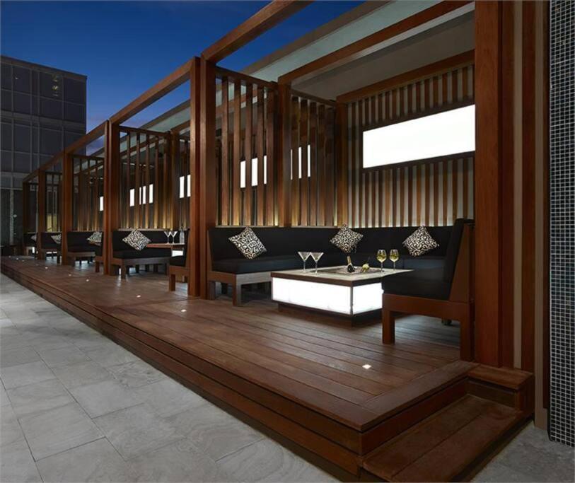 Chic 1-Br Condo; Parking Included; Downtown Core Торонто Экстерьер фото