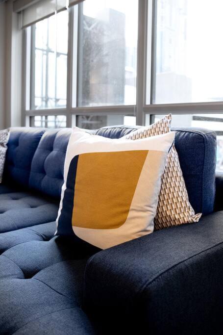 Chic 1-Br Condo; Parking Included; Downtown Core Торонто Экстерьер фото