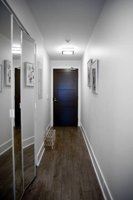 Chic 1-Br Condo; Parking Included; Downtown Core Торонто Экстерьер фото