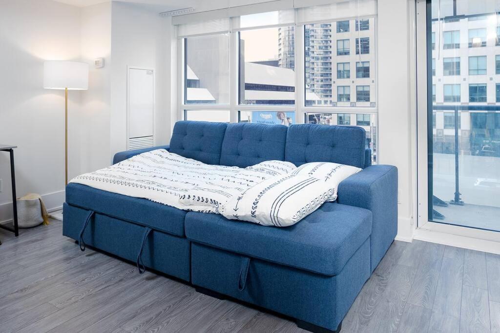 Chic 1-Br Condo; Parking Included; Downtown Core Торонто Экстерьер фото